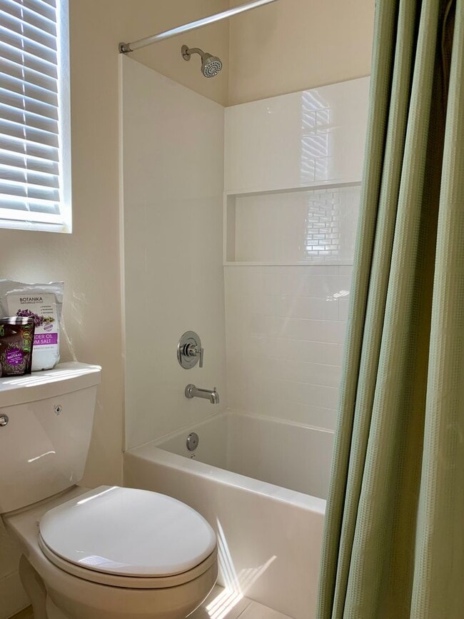 Building Photo - 4 Bedroom Home in Hollister with 3 Full Bathrooms and Central A/C