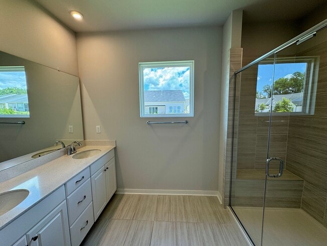Building Photo - Beautiful 4BR/3BA Townhouse in Griffith Lakes