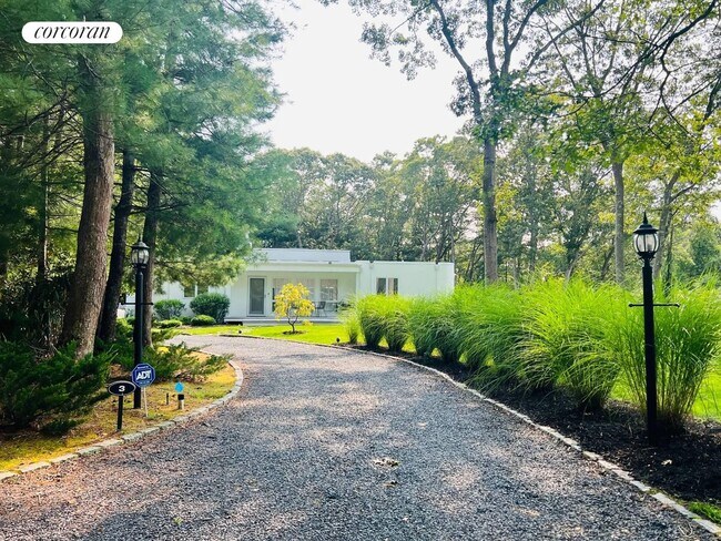 Building Photo - 3 Southwood Ln