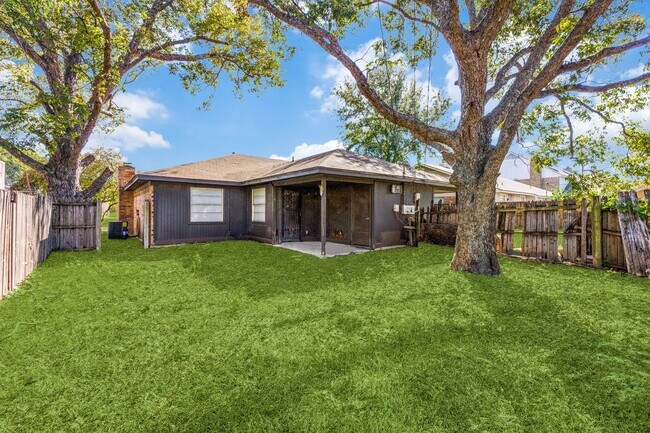 Building Photo - Dynamite Duplex in Arlington