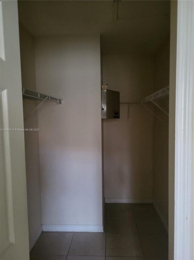 Building Photo - 1250 SE 28th Ct