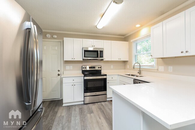 Building Photo - 907 Briar Ct