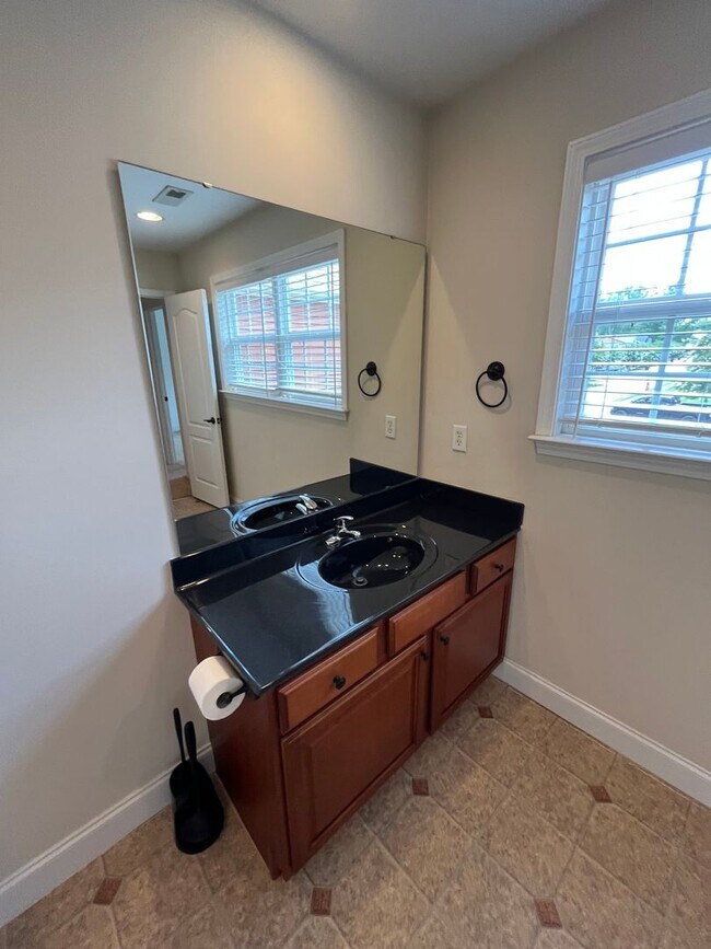 Building Photo - Stunning 3 Bed 3 Bath Home