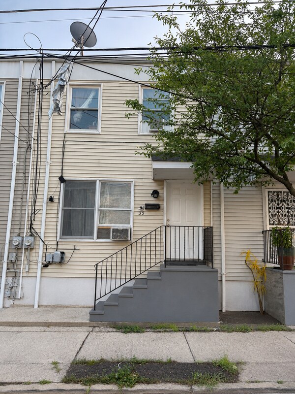 Building Photo - 35 Hart Ave