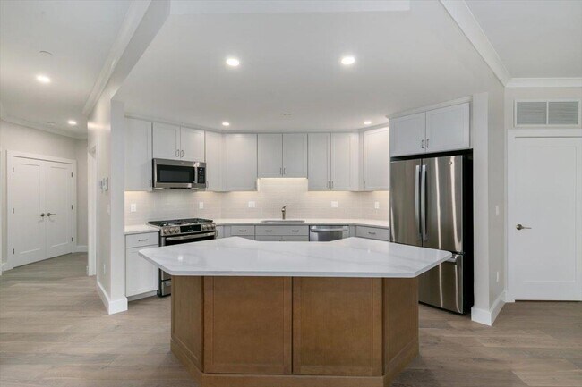 Building Photo - 65 Pointe Pl
