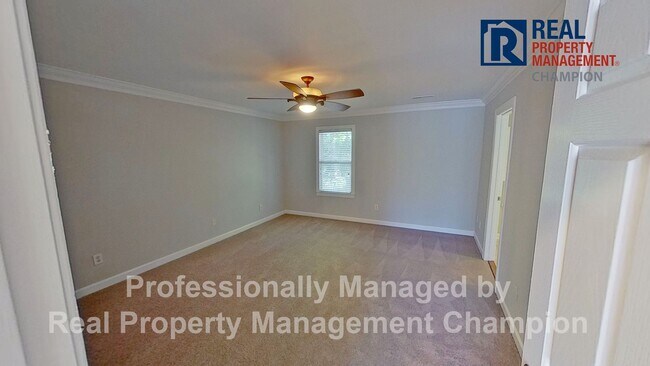 Building Photo - Fabulous End Unit Townhome with Three Master Bedrooms