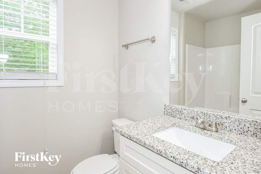 Building Photo - 2520 Belaire Dr