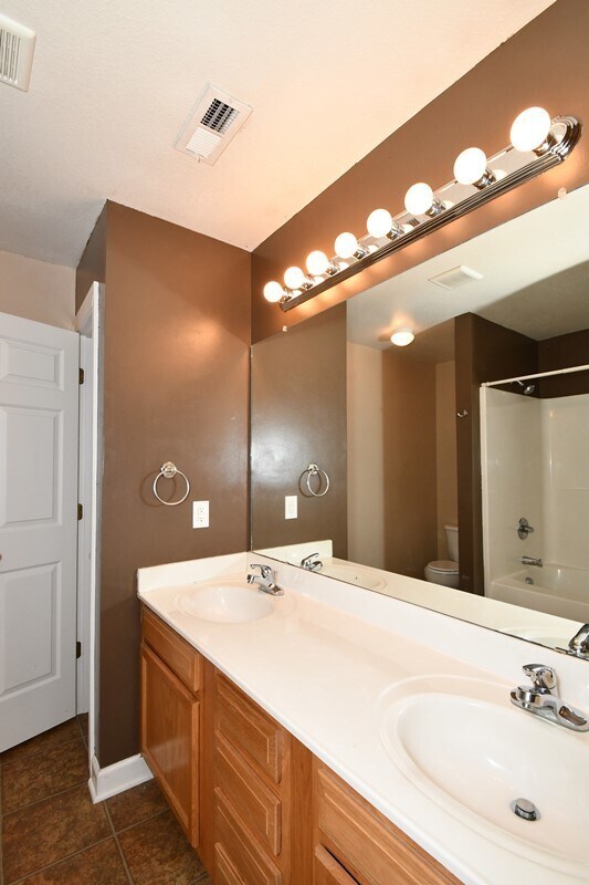 Building Photo - 104 Streamwood Dr