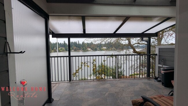 Building Photo - Huge waterfront home, fully furnished, boa...
