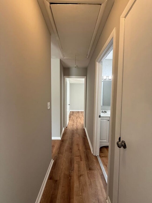 Building Photo - Fabulous Renovation!! Hermitage 1 Level Co...