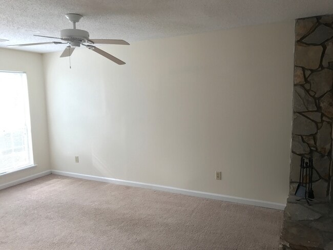 Building Photo - Coming Soon! 2 Bedroom Townhome!