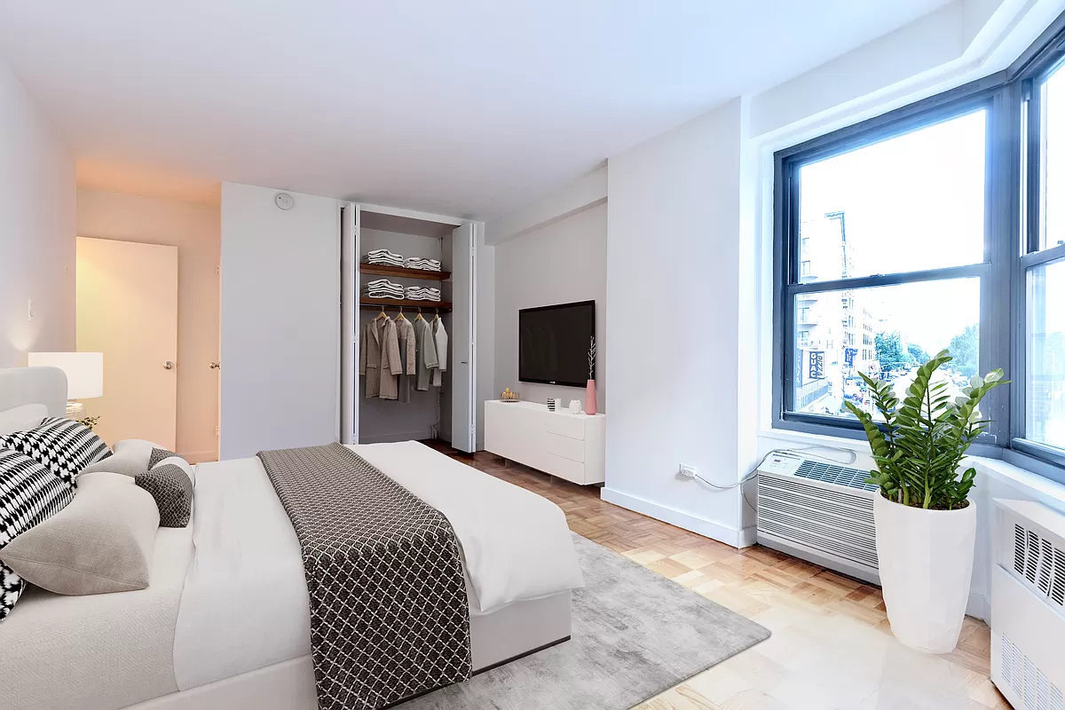 Building Photo - 358 W 48th St