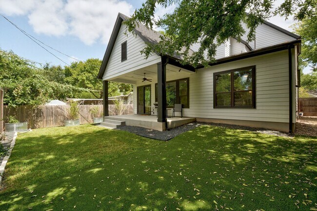 Building Photo - North Loop Area Gem!!!