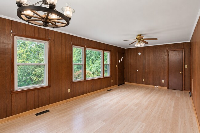 Building Photo - 297 Anderson Ln