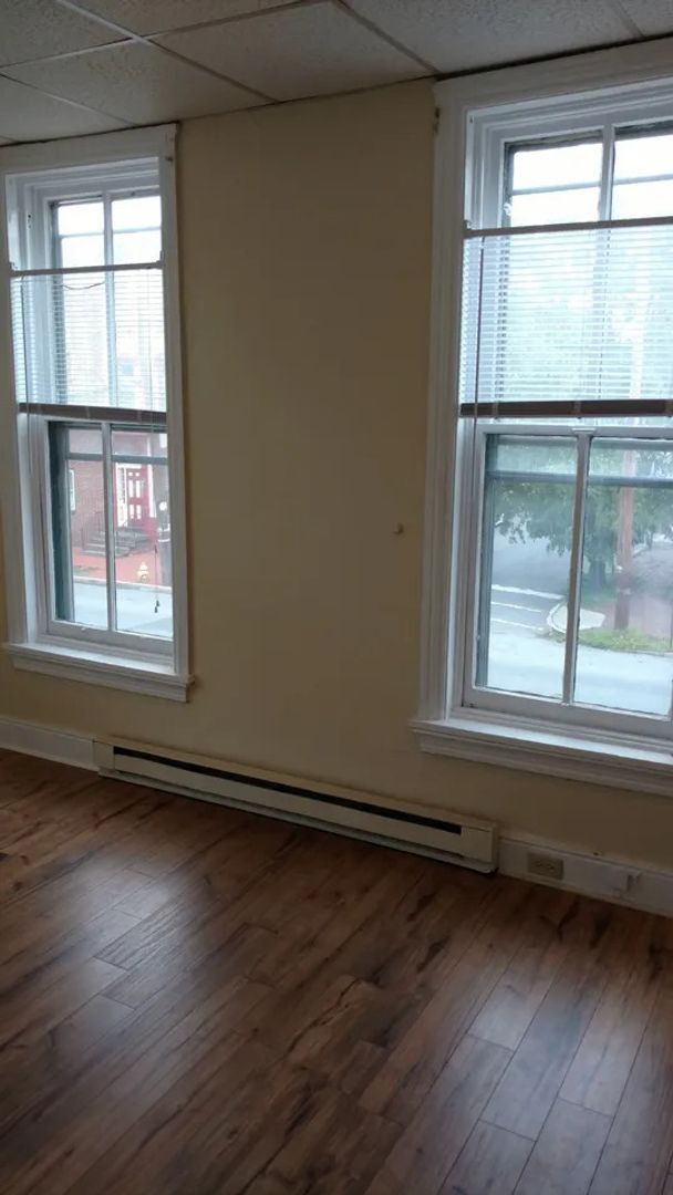 Building Photo - 1 Bedroom in Midtown w/optional Garage