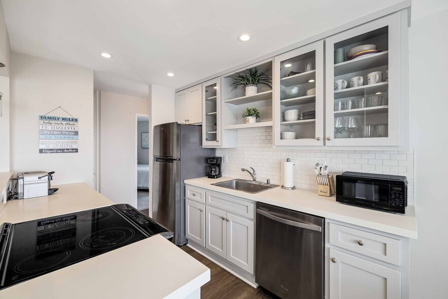 Building Photo - 650 The Village