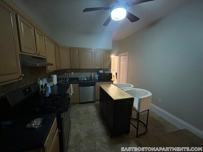 Building Photo - 279 Webster St