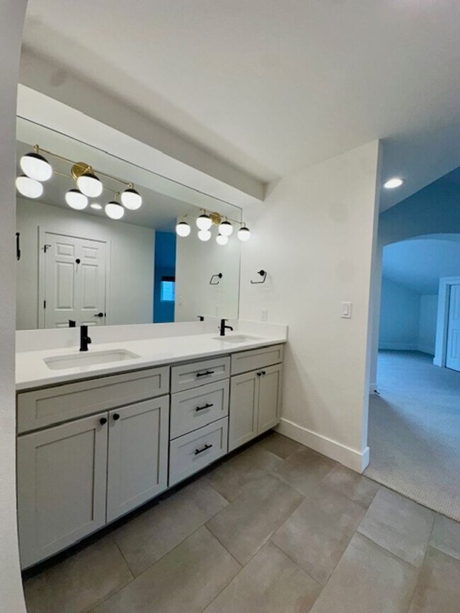 Building Photo - Riverfront Gated 2 Bedroom Luxury Condo!!