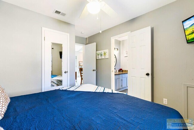 Building Photo - 113 W Sunny Isle Dr