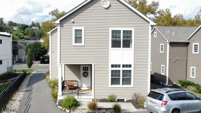 Building Photo - 156 Broad St