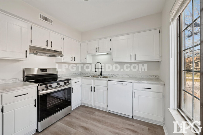 Primary Photo - 1665 Brownstone Blvd