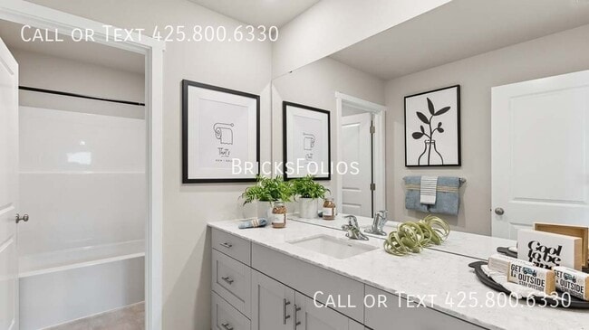 Building Photo - 4004 Hyde Lp NE