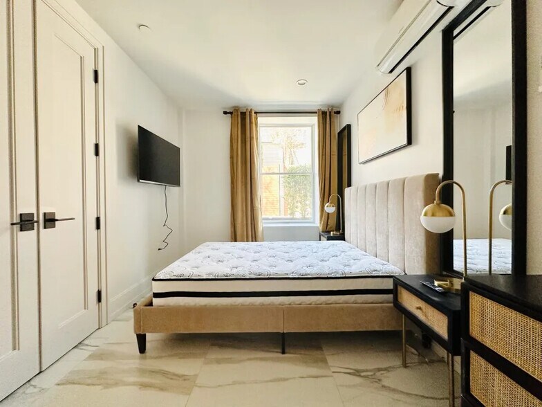 Building Photo - Furnished room/NOT APARTMENT