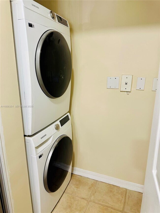 Building Photo - 6630 NW 114th Ave