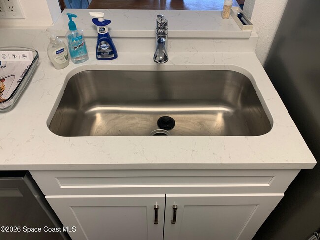 Building Photo - 7101 Ridgewood Ave