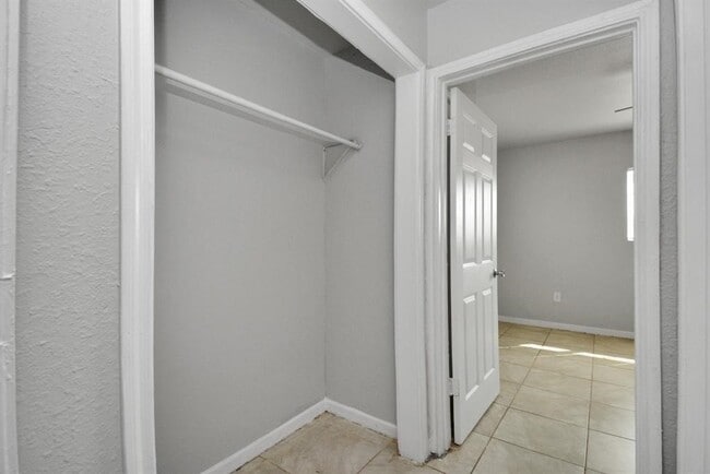 Building Photo - 8127 Colonial Ln