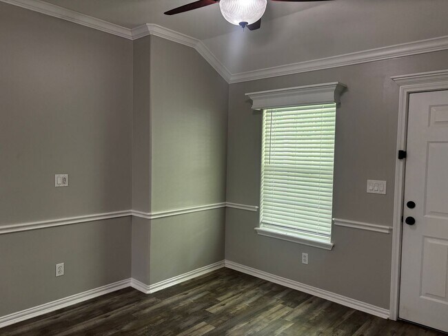 Building Photo - 3 bed 2 bath House