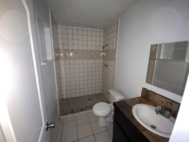 Building Photo - 910 Athol St