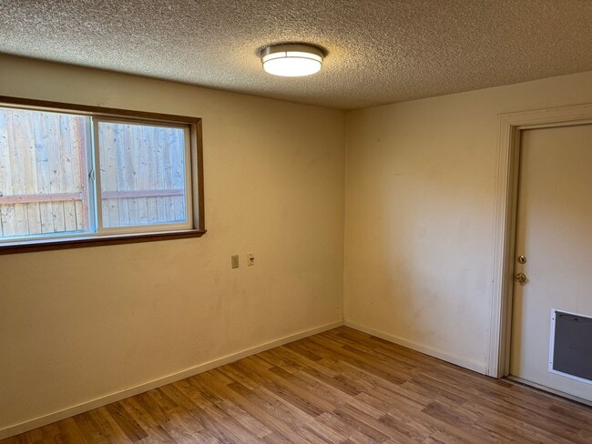 Building Photo - Charming 2-bedroom, 1-bath duplex in Springfield, OR