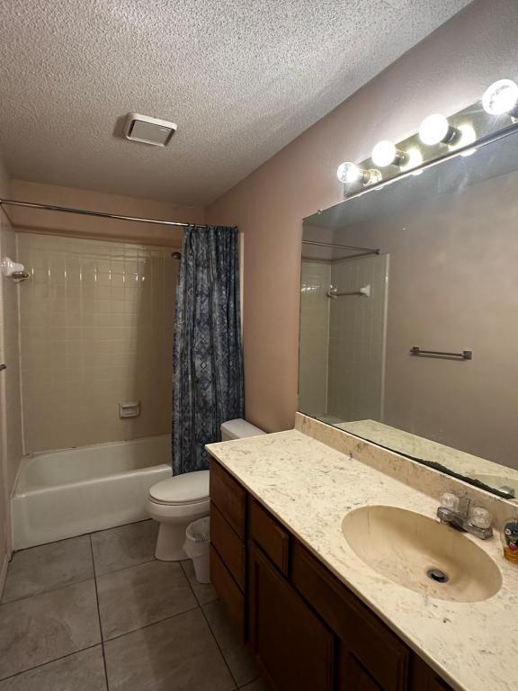 Building Photo - 2704 Ashley Ct