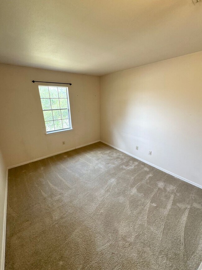 Building Photo - Town Home