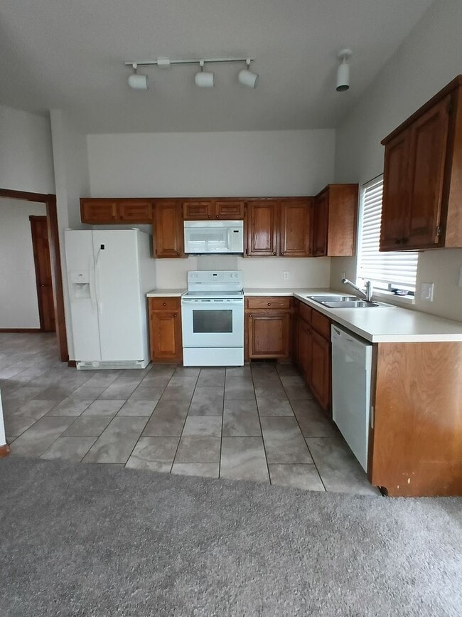 Building Photo - Carl Albert Schools! - Great Home!