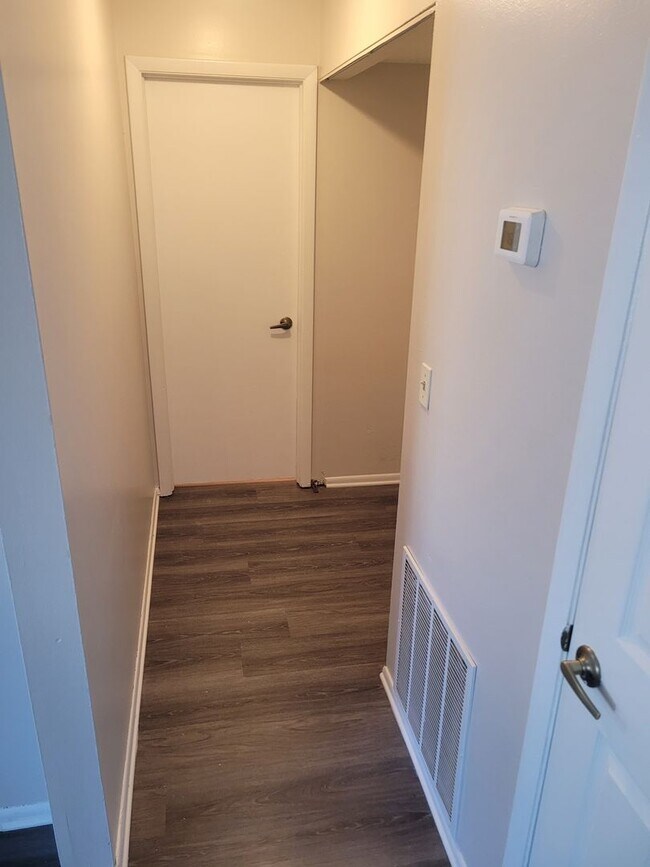 Building Photo - FOR RENT!! CUTE AND COZY 2 BED 1.5 BATH WITH GARAGE (MOVE IN SPECIAL)...