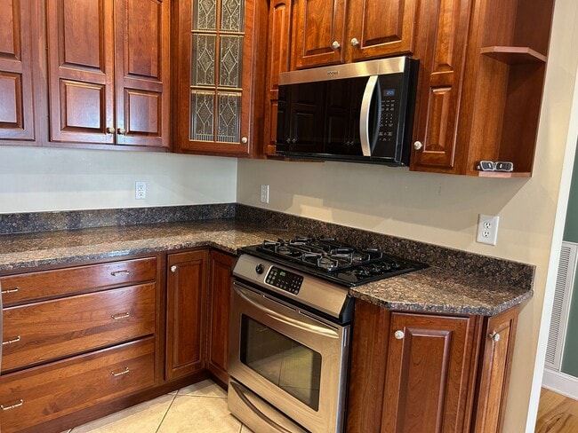 Building Photo - 3 or 4 Bedroom / 2 Bath Home   Kingsport TN