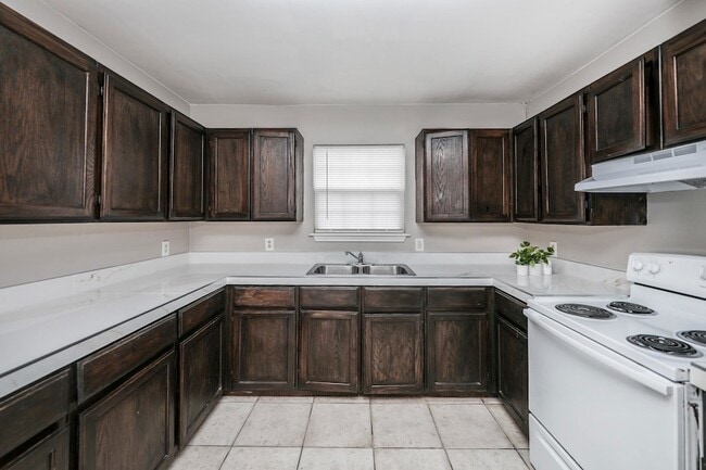 Building Photo - 2220 Santa Cleotilde Ave