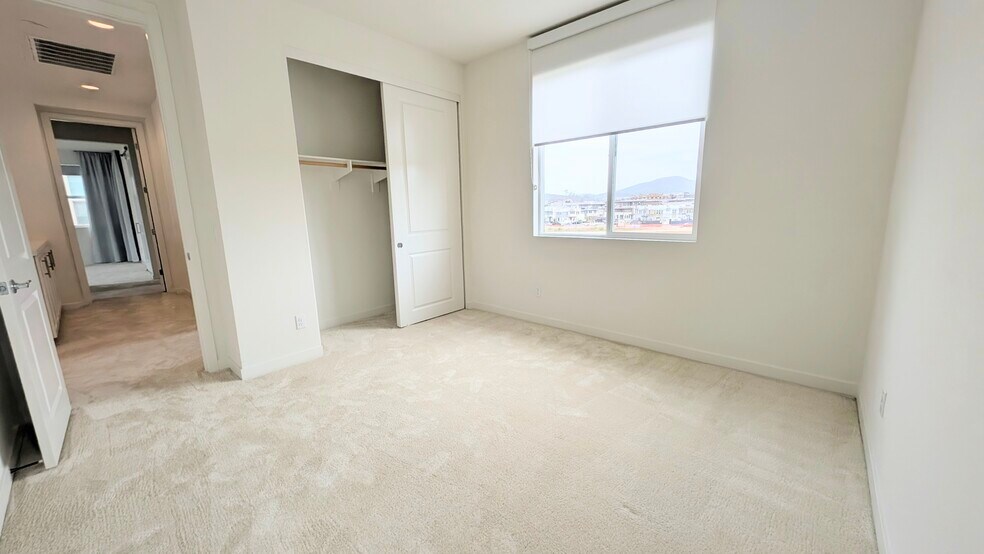Building Photo - 450 Clubhouse Dr