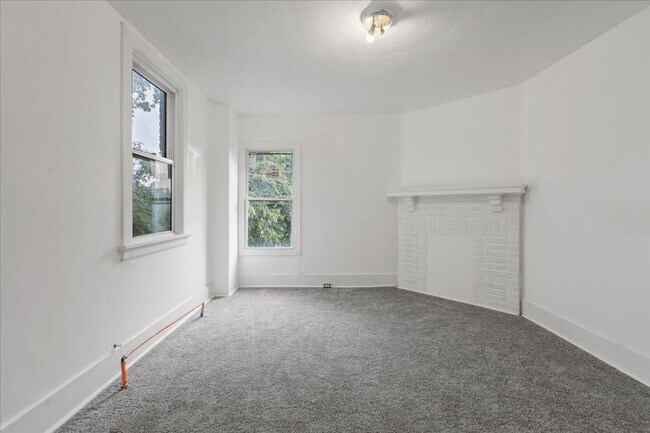 Building Photo - 5556-5558 Pocusset St