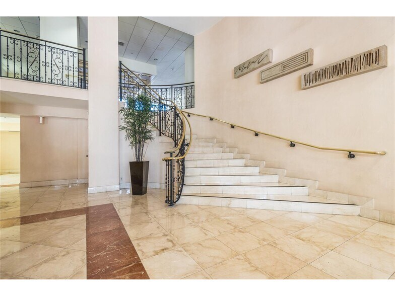 Building Photo - 5825 Collins Ave