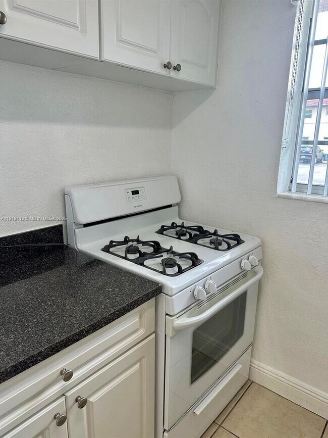 Building Photo - 3905 SW 78th Ct