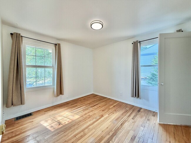 Building Photo - 6119 N Braeburn Dr