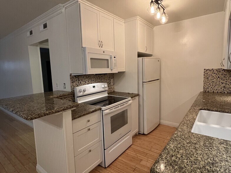 Building Photo - 552 N Bellflower Blvd