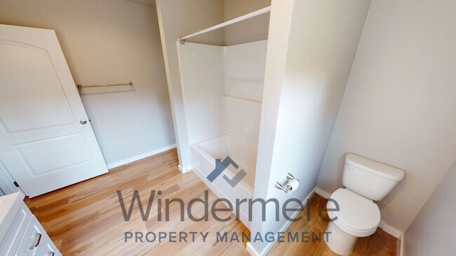 Building Photo - Whit834/836