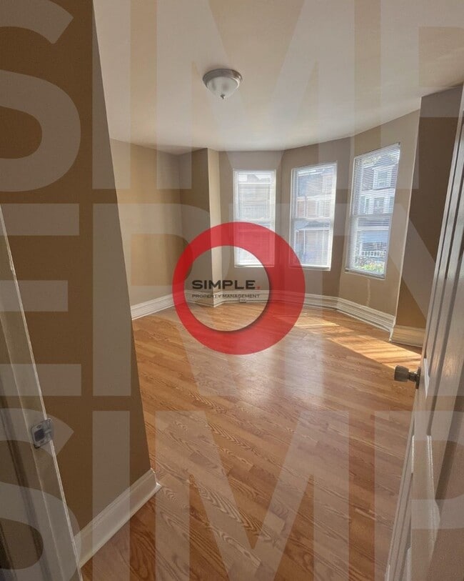Building Photo - Great space & Location!