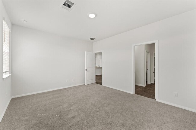Building Photo - 411 Town Lk Bnd