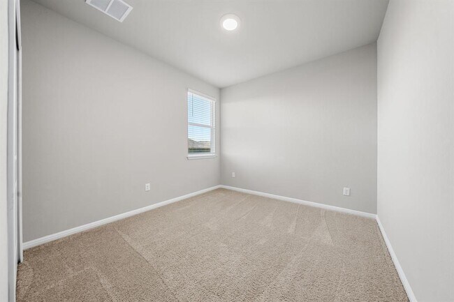 Building Photo - 208 Bunting Ln