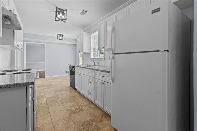 Building Photo - 4019 Shady Dr NW